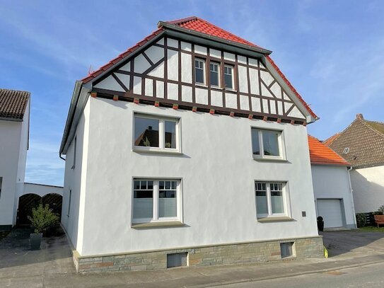 Einziehen und wohlfühlen: Liebevoll saniertes Wohnhaus mit Garagen und weitläufigem Grundstück in Anröchte Mellrich!