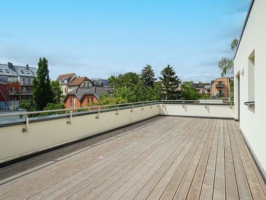 Blick ins Grüne mit großer Sonnenterrasse - Lichterfülltes Penthouse in ruhiger Lage