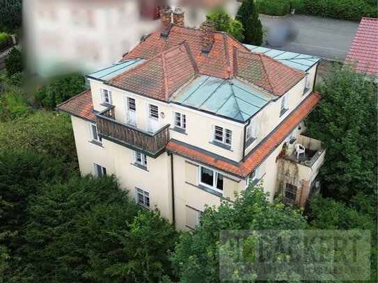 Sanierungsbedürftiges Zweifamilienhaus mit Einliegerwohnung in Hanglage von Bad Berneck.