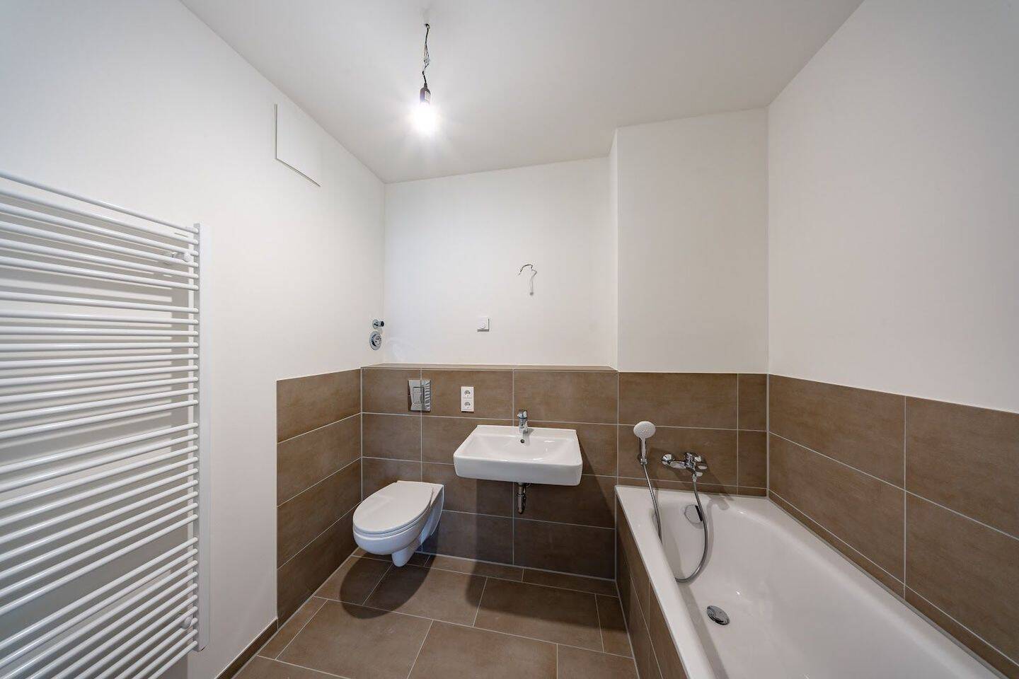 Geräumige Wohnung im Neubauerstbezug mit südseitiger Dachterrasse und zwei Bädern - Foto 1