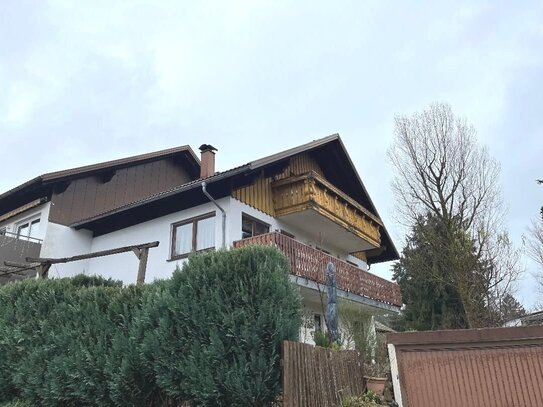 Helle 4-Zimmer Wohnung mit 3 Balkonen, eigenem Gartenanteil und einem Außen Stellplatz zu verkaufen