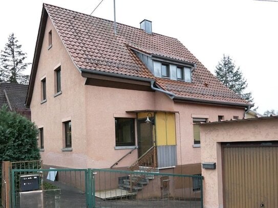 Einfamilienhaus mit großem Garten, 2 Garagen, Carport - sofort frei!