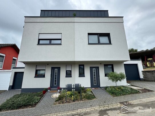 provisionsfrei Zweifamilienwohnhaus als Doppelhaus mit Garten, Garage und Dachterrasse