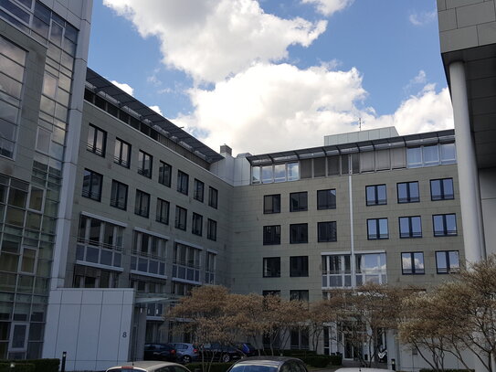 Schöne Großraum Büroflächen mit Blick über die Frankfurter Skyline