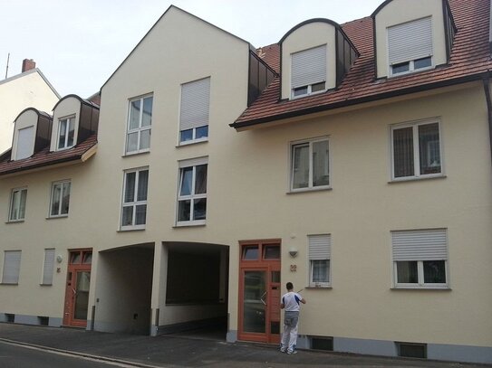 Schicke Wohnung mit Balkon und neuem Laminatboden in Delitzsch!