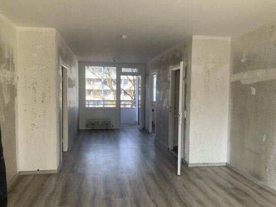 Gepflegte 3-Zimmer Wohnung mit neutralem Laminatboden für jeden Einrichtungsstil.