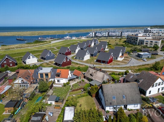 Leben am Wasser. Doppelhaushälfte mit Reetdachkate und sonnigem Grundstück