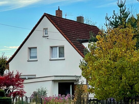 Voll unterkellerte Doppelhaushälfte mit großem Gartengrundstück, Nebengelass und Garage, umgeben von viel Grün, zu verk…