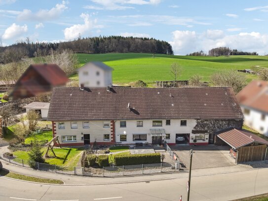 Allgäu: Großes Wohnhaus für zwei Familien mit zusätzlichem Baugrundstück