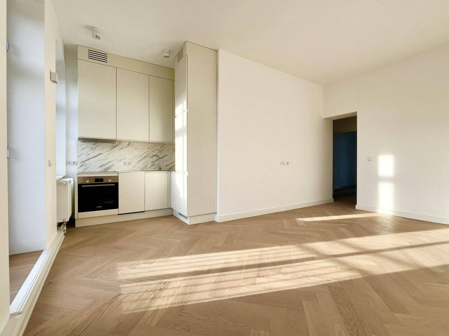 3 Zimmer-Wohnung mit 2 Balkonen und Weitblick | EBK | lichtdurchflutet | Aufzug | traumhafter Altbau - Photo 1