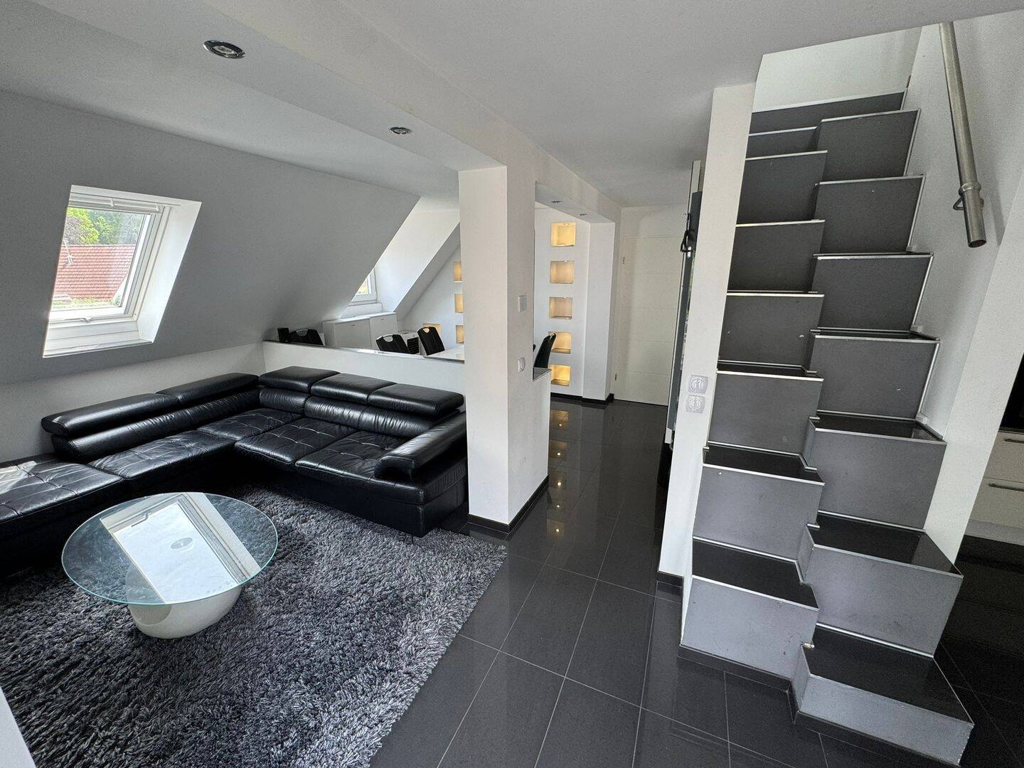 Exklusive Maisonette über zwei Ebenen: voll möbliert, modern ausgestattet und ruhig gelegen - Photo 1