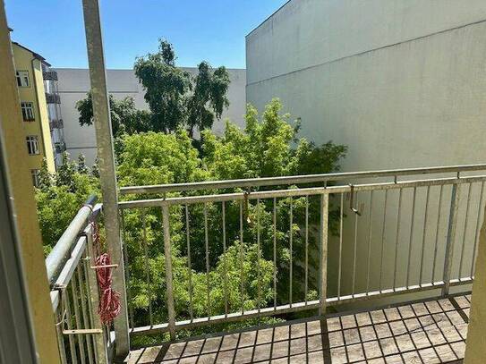 Biete 3 Zimmer Wohnung mit Balkon!