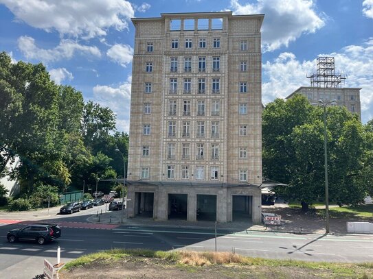 Architektonischer Kult-Klassiker am Strausberger Platz - komplett saniertes Apartment, bezugsfrei!