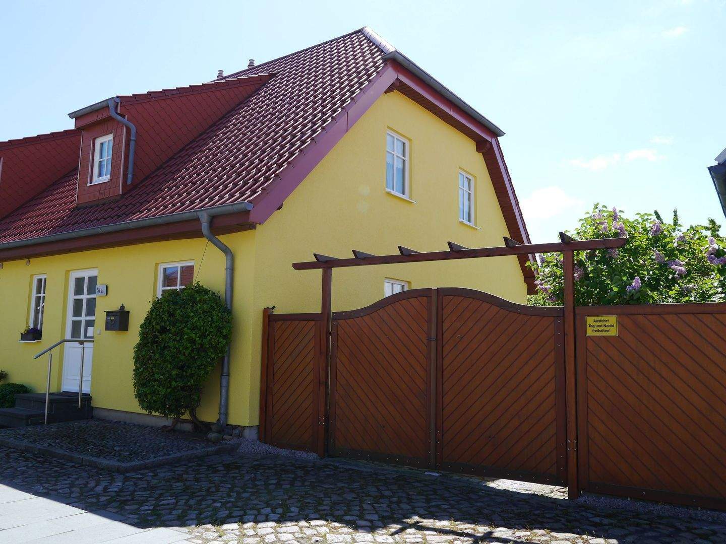 Schönes Haus mit Hof-Feeling und viel Nebengelass