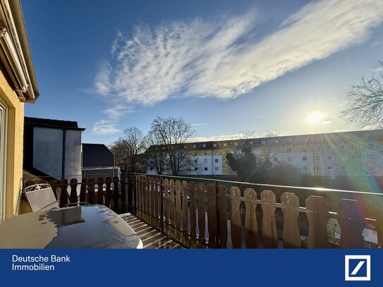 Helle Dreizimmer-Dachgeschosswohnung mit Sonnenbalkon und eigenem Stellplatz in Frankfurt-Eckenheim