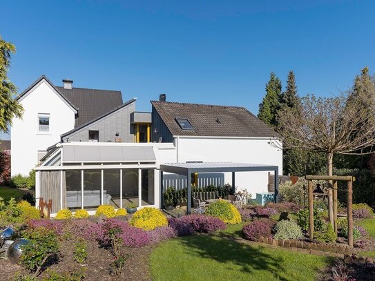 Architektenhaus mit wunderschönem Garten und 2 separaten Apartments im Anbau