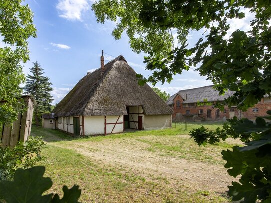 Denkmalgeschütztes Fachwerkhaus mit 4 ha Land und großen Nebengebäuden