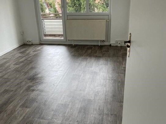 Schöne helle frisch renovierte und sofort verfügbaren, 3 Zimmerwohnung mit Balkon