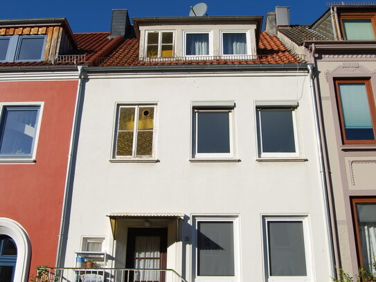 Kleine, helle 2-Zimmer Eigentumswohnung mit Loggia und separatem Abstellbereich im Souterrain