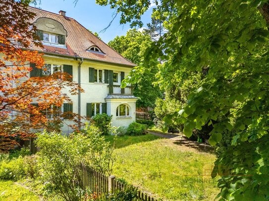 Denkmalgeschützte Doppelhausvilla mit viel Potenzial in Solln