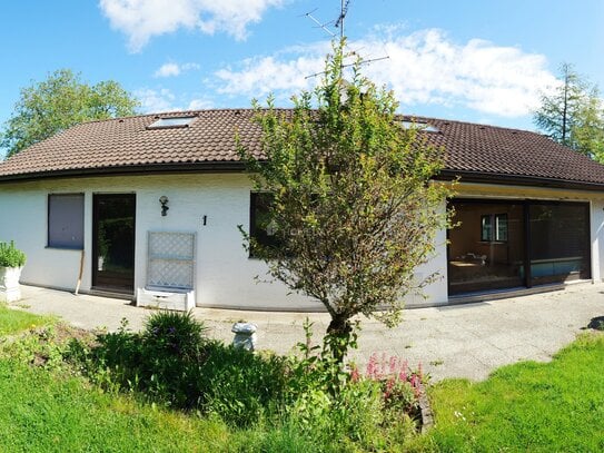 Attraktiver Villen-Bungalow mit großem Garten in einer idyllischen Lage