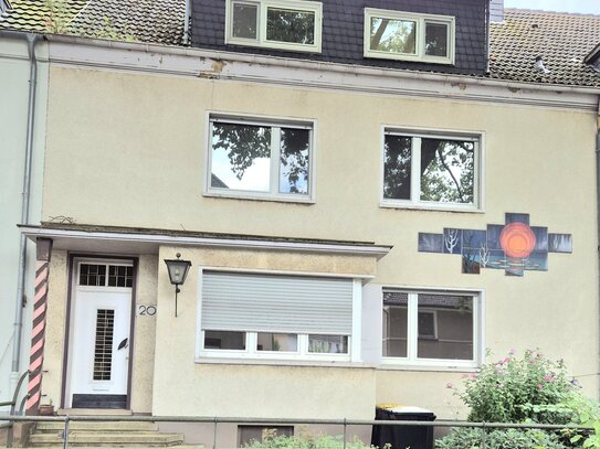 KP 298.000 € - 3-Familienhaus mit großem Garten, an einer Nebenstraße.