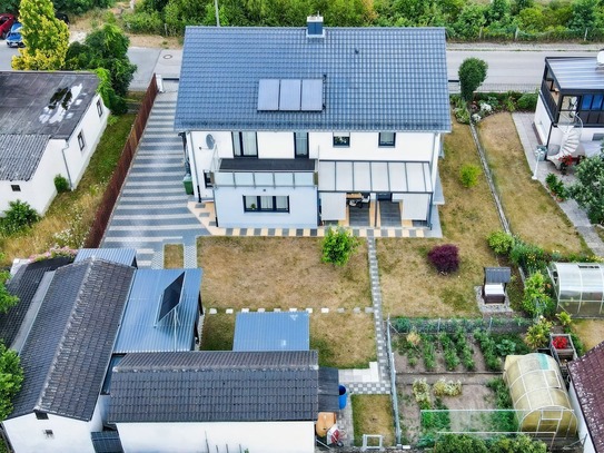 Neuwertiges Einfamilienhaus mit Einliegerwohnung, EBK, Garage, großem Garten in bester Lage von Roth