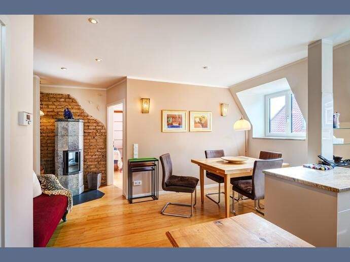 Möbliert: Charmante Altbau-Dachwohnung mit Wohlfühlfaktor