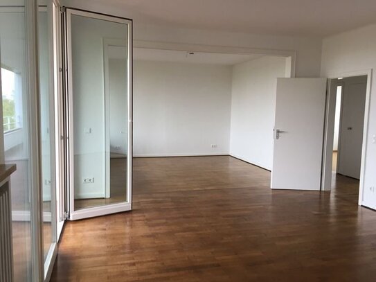 Sonnendurchflutete Wohnung in Golzheim mit ca. 28 m2 Loggia und Grünblick