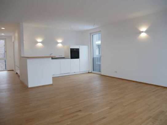 Hochwertig ausgestattete 2-Zimmer Wohnung (hochw. Einbauküche, Balkon, 1.OG, Lift) im Schöller-Park