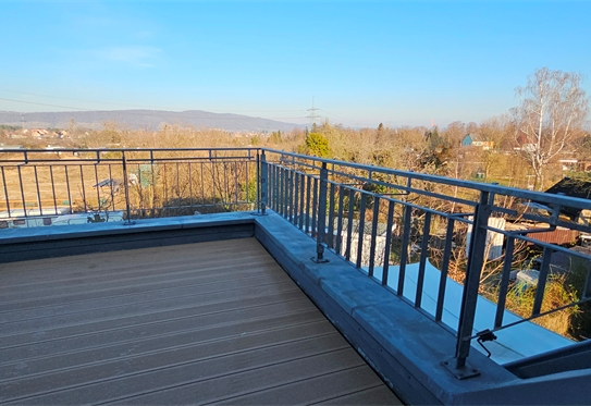 Schöne Dachgeschoßwohnung mit Fernblick und Balkon und Tiefgarage