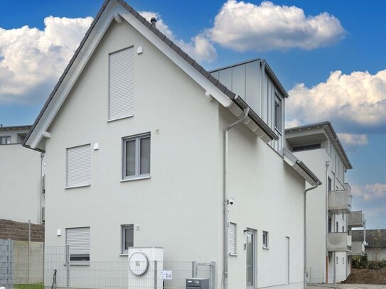 Neubau: Freistehendes Energieeffizienzhaus mit moderner Luft-Wasser-Wärmepumpe, Fußbodenheizung & Keller mit ca. 54 m²