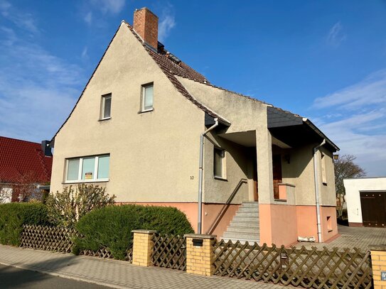 Solides Einfamilienhaus mit schönem Garten, Garage & Carport direkt in Jessen