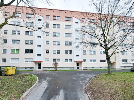 Sanierte, großzügig geschnittene 2 Zimmer Wohnung im Dachgeschoss mit Aufzug, Wohnküche mit Balkon