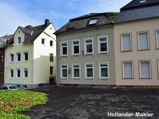 RESERVIERT: Charakteristisches Haus mit 3 Garagen, Terrasse und Garten an der Mosel in Zell- Merl