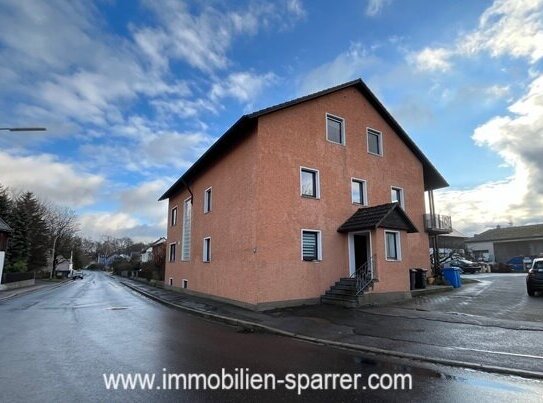 DIESES 3-FAMILIENHAUS MIT NEBENGEBÄUDEN IN MOOSBACH BIETET VIELE MÖGLICHKEITEN