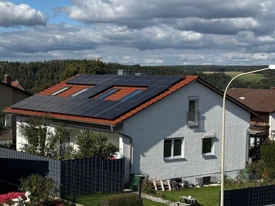 Viel Platz, hell, mit PV-Anlage: Freistehendes Familienhaus, auf großem Grundstück!