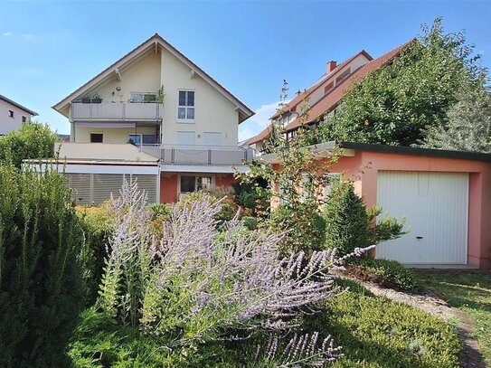 Helle attraktive Dachgeschoss-Wohnung mit Balkon, Garten & PKW Stellplatz in ruhiger Wohnlage !