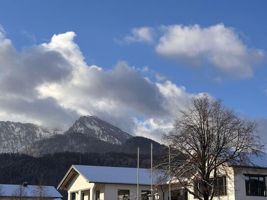 Neue / Top ausgestattete 3-Zi Wohnung mit Bergblick inkl. einer Einbauküche nähe Chiemsee