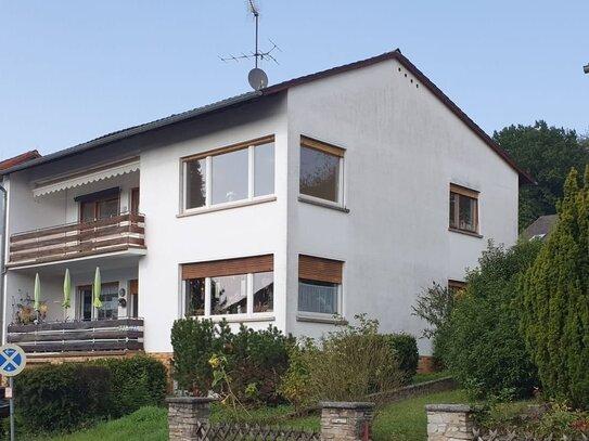 Freistehendes Zweifamilienhaus mit Garten und Garagen – Eppstein OT