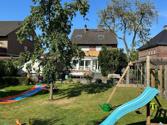 Geschmackvolles Ein- bis Dreifamilienhaus mit großem Wintergarten und zwei Garagen in zentraler Wohnlage!