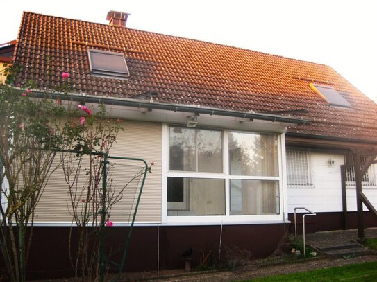 Freist.-gepfl.- Einfamilienhs. m. Einliegerwhg. (Fertighaus), Wintergarten, überd.-Balkon, Garage, in ruhiger Hangwohnl…