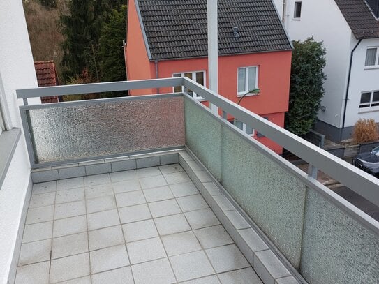 2-Zimmer-Wohnung mitten im Herzen von Frankfurt/Main-Seckbach, mit Balkon und EBK