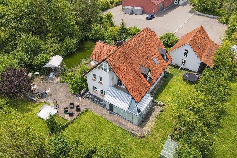Einfamilienhaus mit drei Garagen und großem Garten