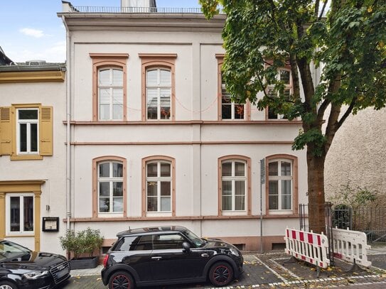 Charmante Altbauwohnung: 3 Zimmer mit Sonnenbalkon zum grünen Innenhof - im Herzen von Bad Homburg