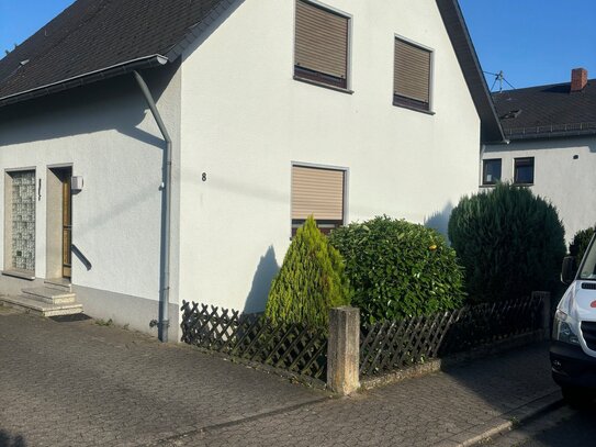 Einfamilienhaus mit Terrasse, Garage und großem Garten