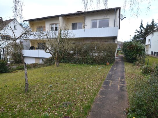 Gepflegte, zuverlässig vermietete DHH, u. a. mit Terrasse, Balkon u. Gartengrundstück in stadtnaher, ruhiger Wohnlage