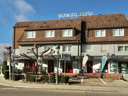 Modernes Hotelgebäude mit Restaurant, Reisebüro und großer Privatwohnung in Top-Lage von Neuenburg