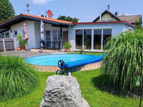 Bungalow in attraktiver Ortsrandlage mit Pool und großem Garten