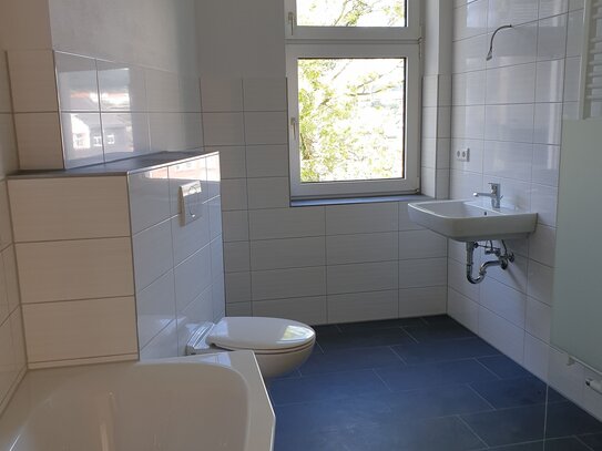 Großes Familienglück ist mietbar! Luxuriös kernsaniert, Erstbezug, Balkon, Gäste WC, Bad mit Fußbodenheizung, 5 Räume